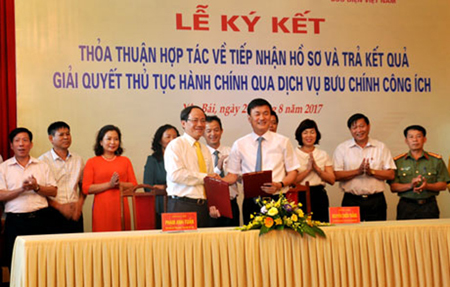 Đồng chí Phó Chủ tịch UBND tỉnh Yên Bái Nguyễn Chiến Thắng và Tổng Giám đốc Tổng Công ty Bưu điện Việt Nam Phạm Anh Tuấn ký kết thỏa thuận hợp tác.